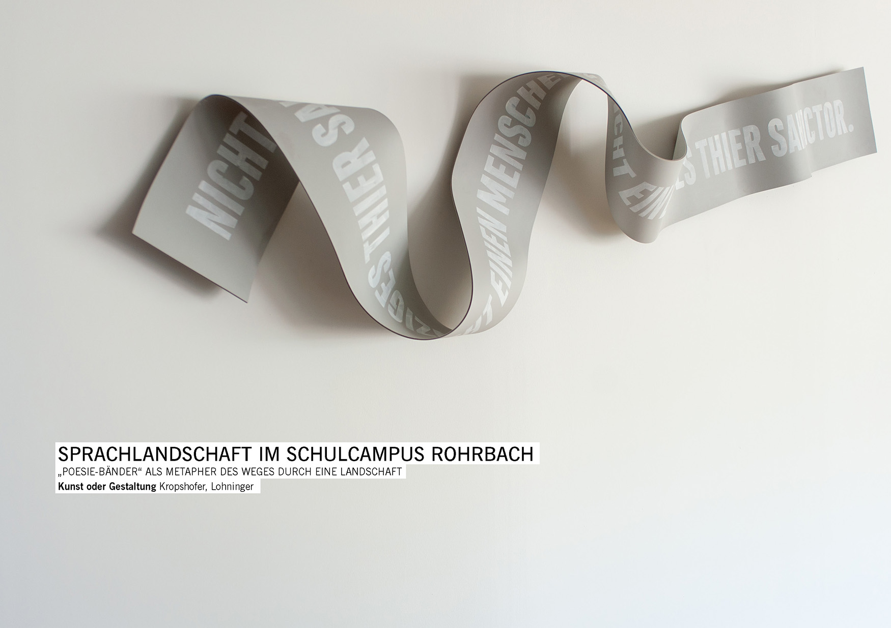 Poesiebänder als Metapher eines Weges durch die Landschaft im Schulcampus Rohrbach / Hans Kropshofer, Gerald Lohninger, Architektur: Gerald Anton Steiner